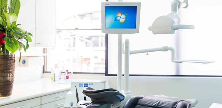 modern patient education monitor for the best dental treatment